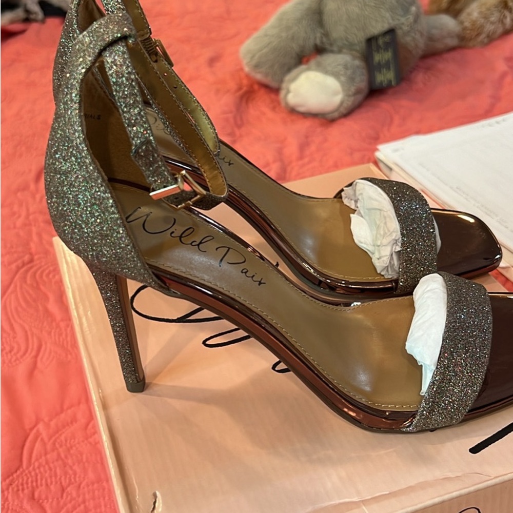 Wild pair Bettie bronze glitter size 9